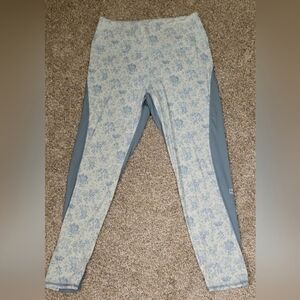 H32 Fair Harbor Floral Patterned Leggings... Medium